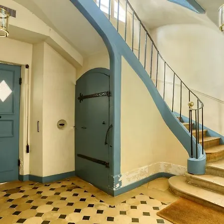 Lumiere - 10 Min Chateau Apartment